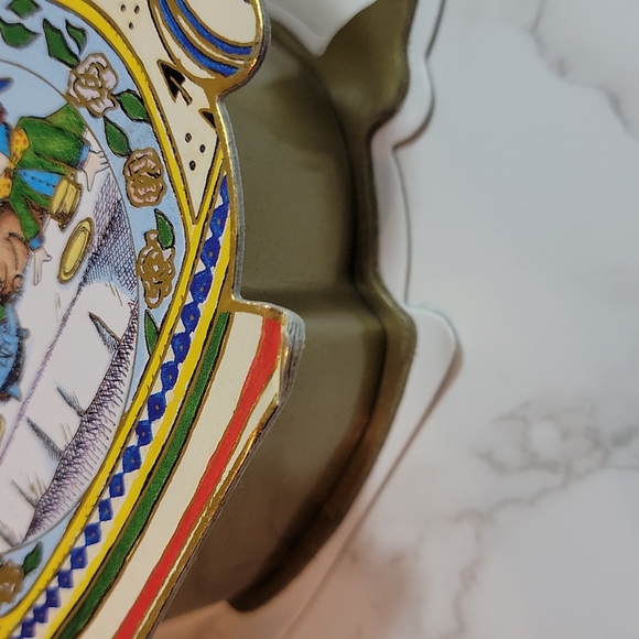 Alice In Wonderland Trinket Box 1994 With Gold Plastic Tea Set - Picture 6 of 8